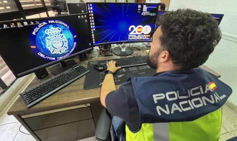 Agente de la Policía Nacional trabajando en un caso de estafa