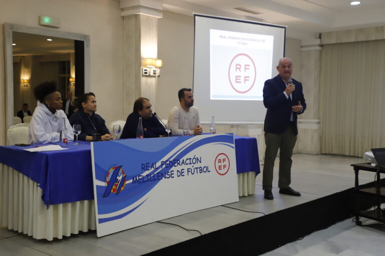 Evento en el Hotel Melilla Puerto con varios ponentes en la mesa