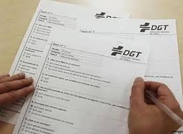 Manos completando un examen de tráfico de la DGT