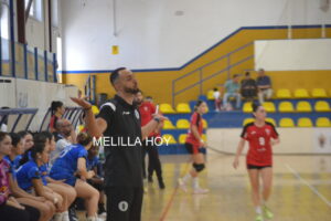 Entrenador Faisal Salmi dirigiendo a su equipo de balonmano