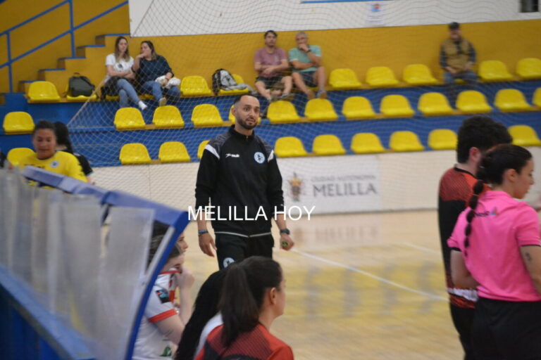 Faisal Salmi, entrenador del T-Maravilla Melilla, en el banquillo durante un partido.