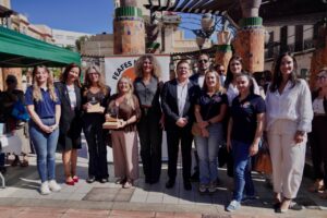 Grupo de personas apoyando la salud mental en un evento de Feafes