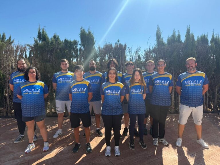 Equipo de la Federación Melillense de Tiro Olímpico posando al aire libre