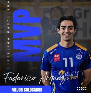 Federico Arquez, jugador del Club Voleibol Melilla, en acción durante un partido.