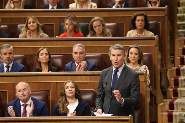 Alberto Núñez Feijóo hablando en el Congreso de España con miembros del PP aplaudiendo.
