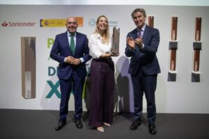 Alberto Núñez Feijóo en un evento con otros dos asistentes