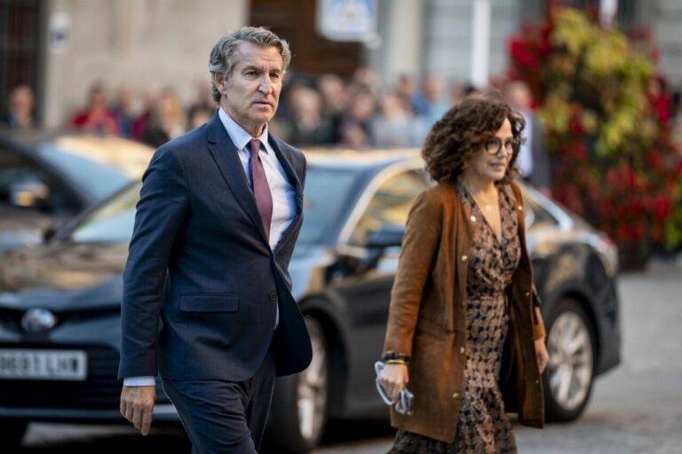 Alberto Núñez Feijóo caminando junto a una mujer en un evento