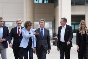 Alberto Núñez Feijóo discutiendo con miembros del PPE en Barcelona