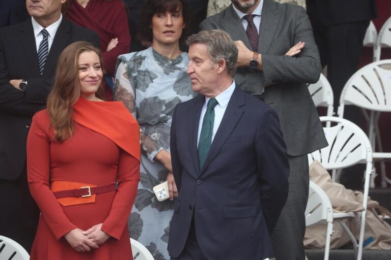 Alberto Núñez Feijóo en la recepción del Palacio Real con otros asistentes.