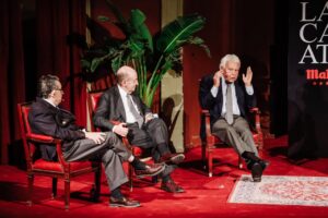 Felipe González discutiendo en un evento con otros dos hombres