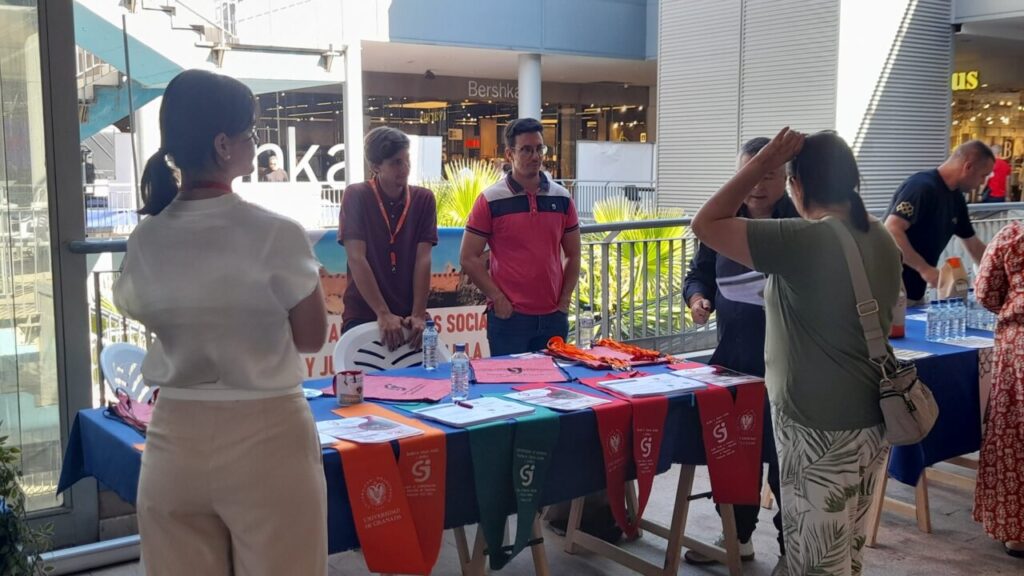Personas interactuando en la I Feria Empresarial de Melilla