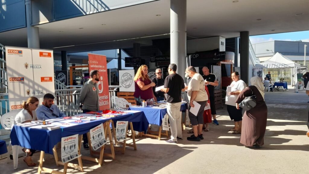 Personas interactuando en la I Feria Empresarial de Melilla