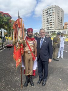 Fernando Gutiérrez Díaz de Otazu en una ceremonia con un militar.