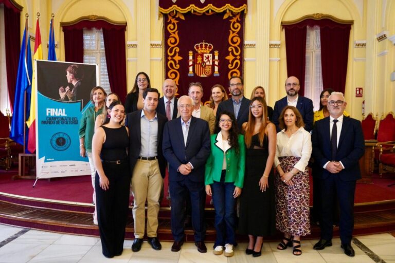 Grupo de jóvenes participantes en la final del Campeonato Mundial de Oratoria en Melilla