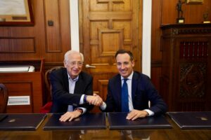 Dos hombres estrechando manos tras firmar un acuerdo financiero en Melilla