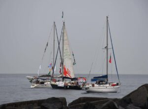 Varios barcos de la Global Sumud Flotilla en el mar durante un incidente.
