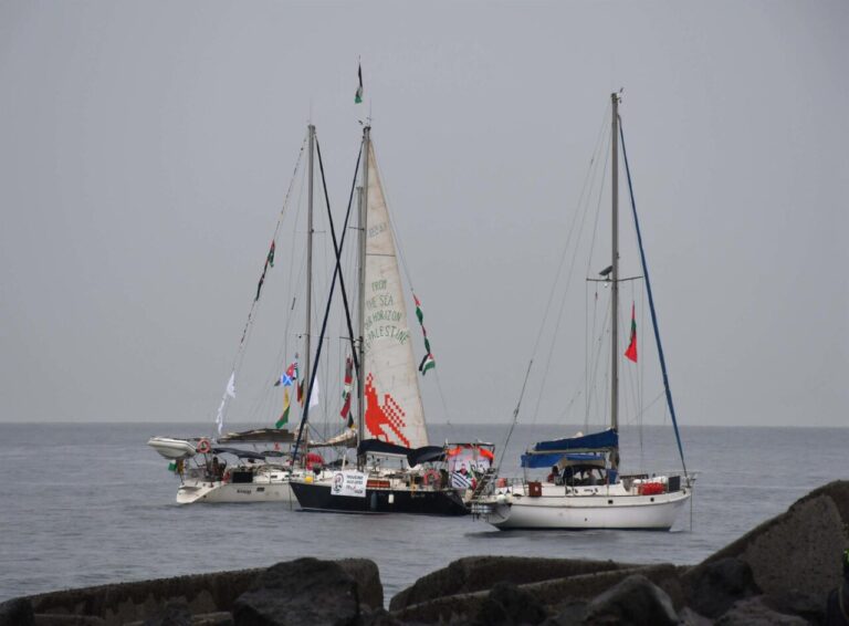 Varios barcos de la Global Sumud Flotilla en el mar durante un incidente.