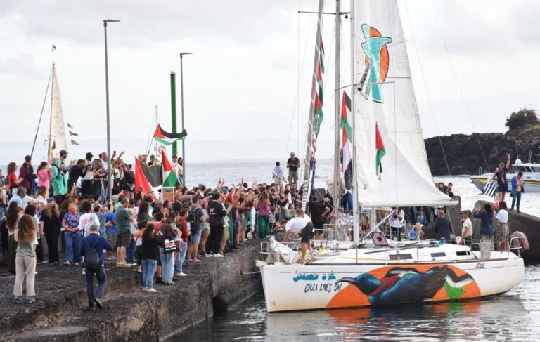 Activistas en el puerto con barcos de la flotilla de ayuda a Gaza