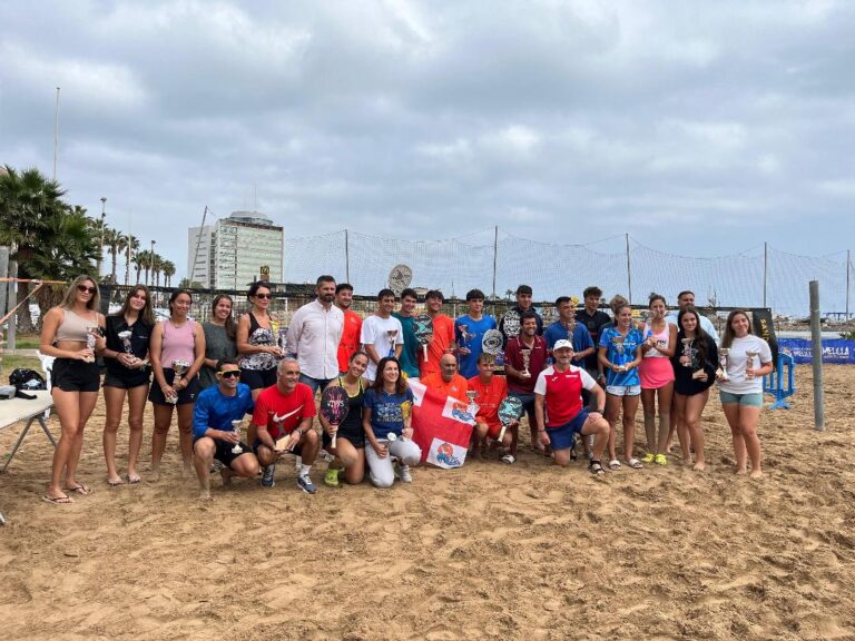 Grupo de personas en la playa tras un torneo de tenis playa