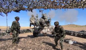 Soldados operando un cañón en un campo militar de Melilla.