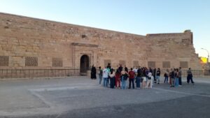 Grupo de personas frente al Fuerte de Victoria Grande y Chica