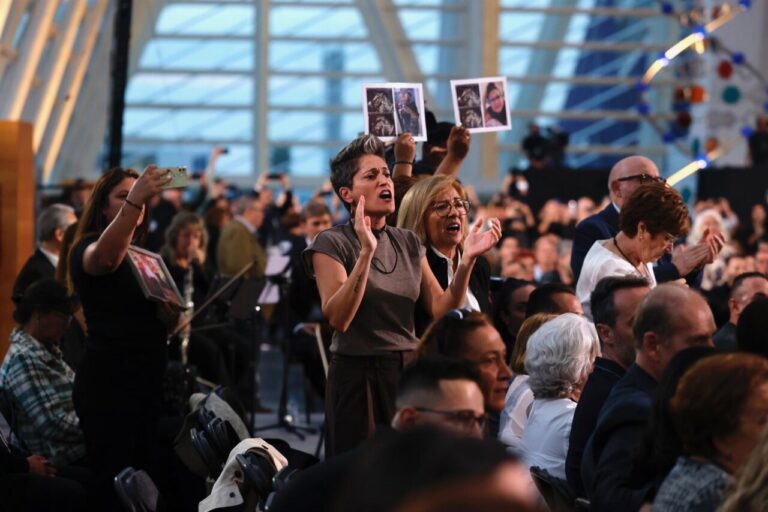 Familiares de víctimas protestan durante el funeral en Valencia