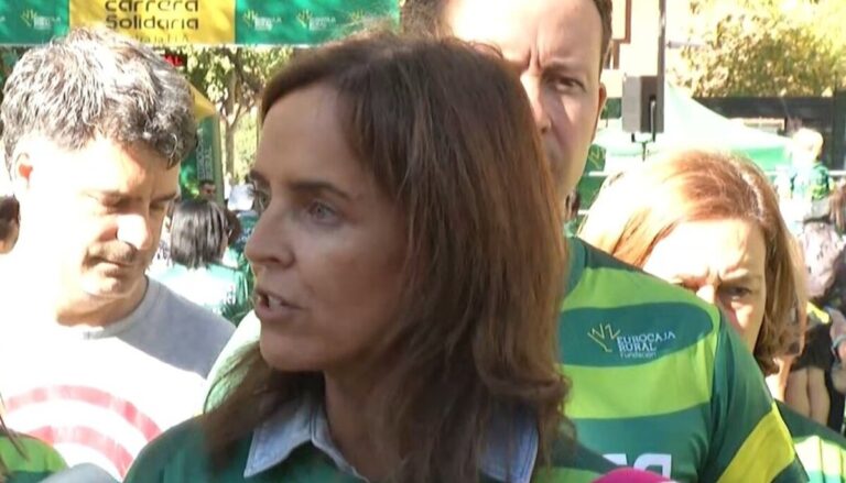 Carmen Fúnez hablando sobre la falta de transparencia del PSOE en un evento público.