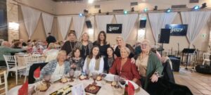 Grupo de personas en la gala de la Semana del Mayor en el Complejo V Pino.