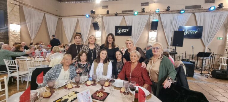 Grupo de personas en la gala de la Semana del Mayor en el Complejo V Pino.