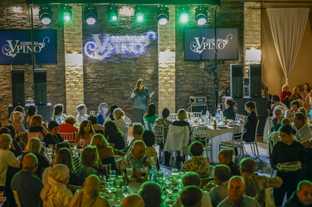 Evento de gala con mayores disfrutando de una merienda y espectáculo