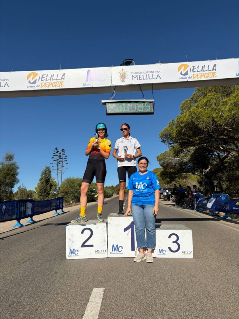 Cristian González y Blanca Bautista en el podio del GP XCO Melilla