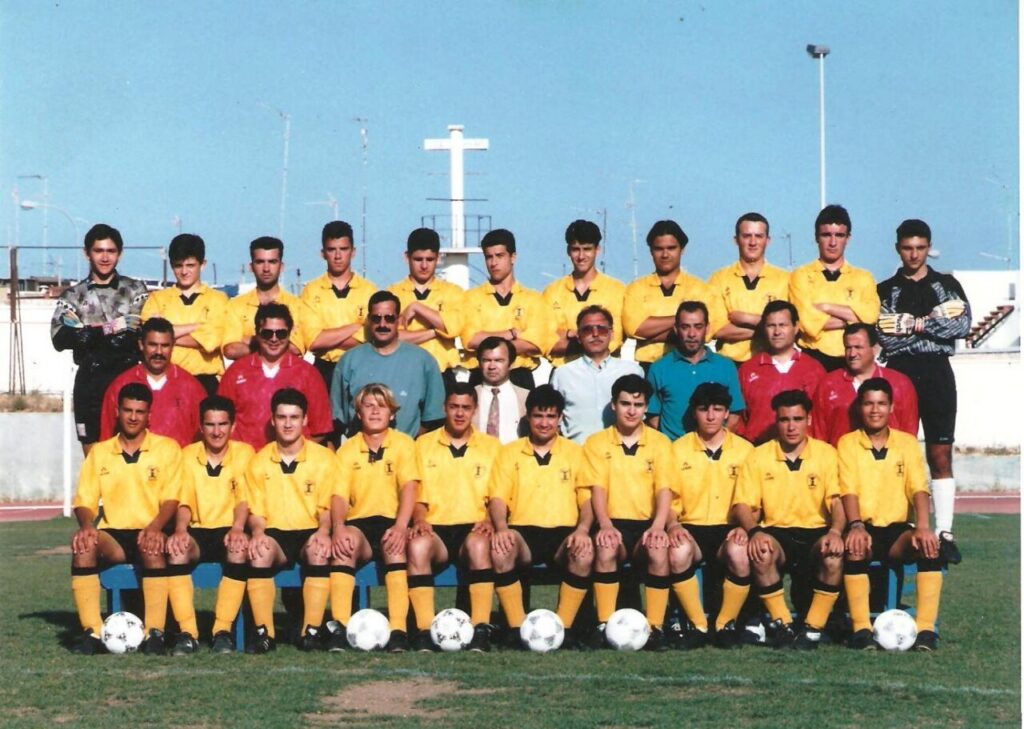 Equipo de fútbol en camiseta amarilla en un campo de fútbol