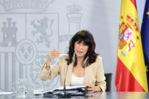 Ministra de Igualdad presentando propuesta sobre aborto en rueda de prensa