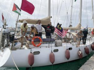 Activistas en un barco de la Global Sumud Flotilla con banderas