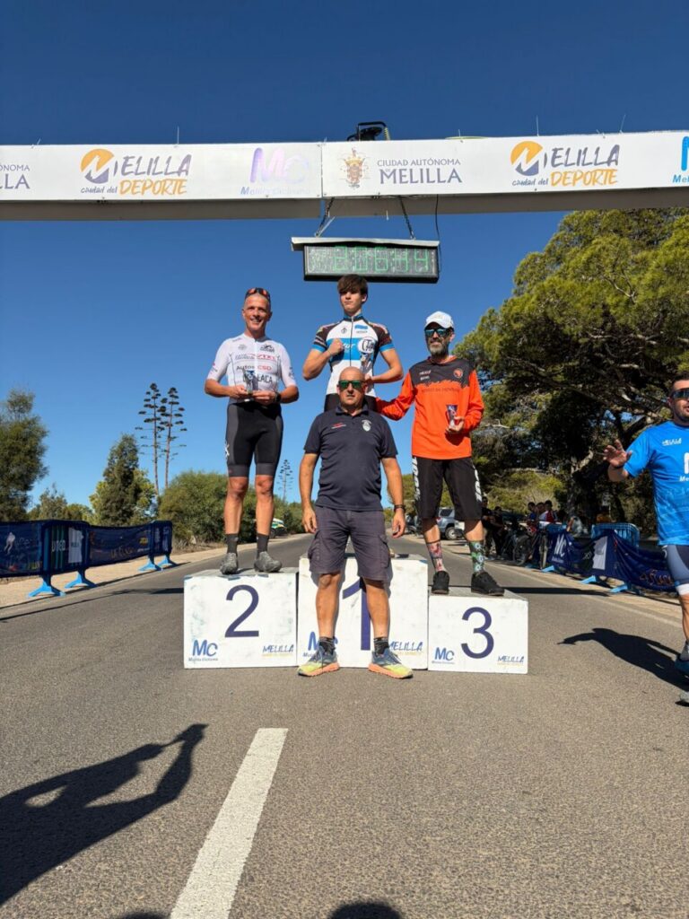 Cristian González y Blanca Bautista en el podio del GP XCO Melilla
