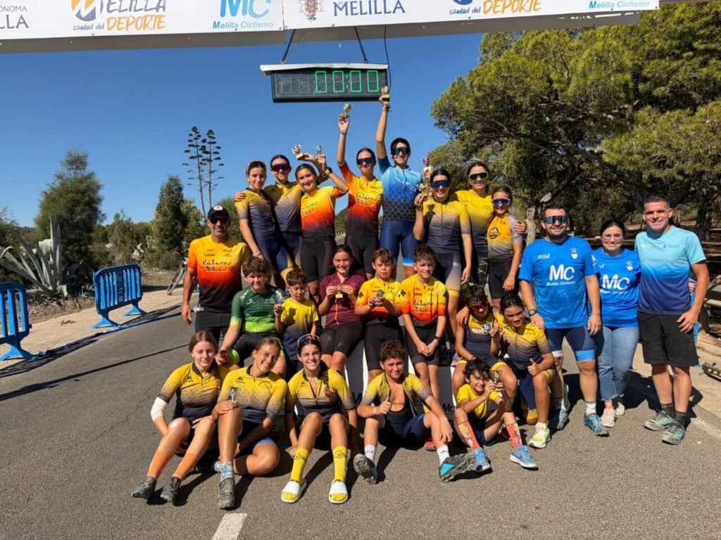 Grupo de ciclistas celebrando en el Gran Premio XCO Melilla