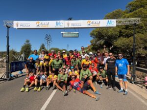 Grupo de ciclistas celebrando en el Gran Premio XCO Melilla