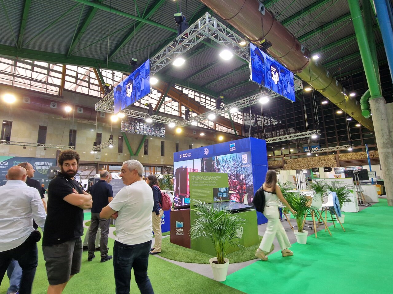 Vista del evento Greencities 2025 con asistentes y stands