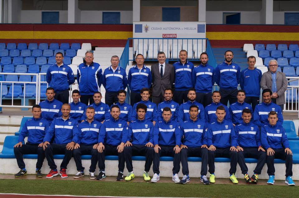 Fotografía del grupo Amigos Futboleros de Melilla en homenaje a Juan Moya.