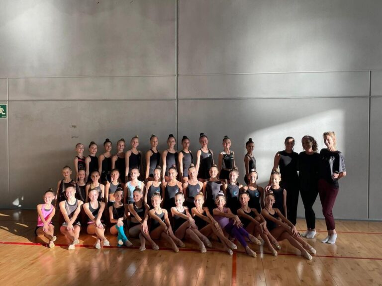 Grupo de gimnastas en una jornada de captación de talentos en Granada