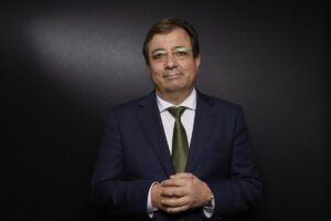 Guillermo Fernández Vara, expresidente de Extremadura, en traje formal.