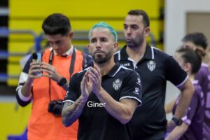 Gustavo Bravo aplaudiendo tras un partido de fútbol sala