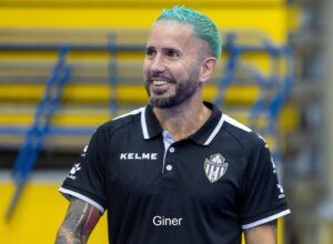 Gustavo Bravo, entrenador del Melilla Torreblanca C.F., sonriente en un partido.