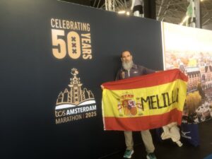 Gustavo Castro sosteniendo la bandera de Melilla en el Maratón de Ámsterdam