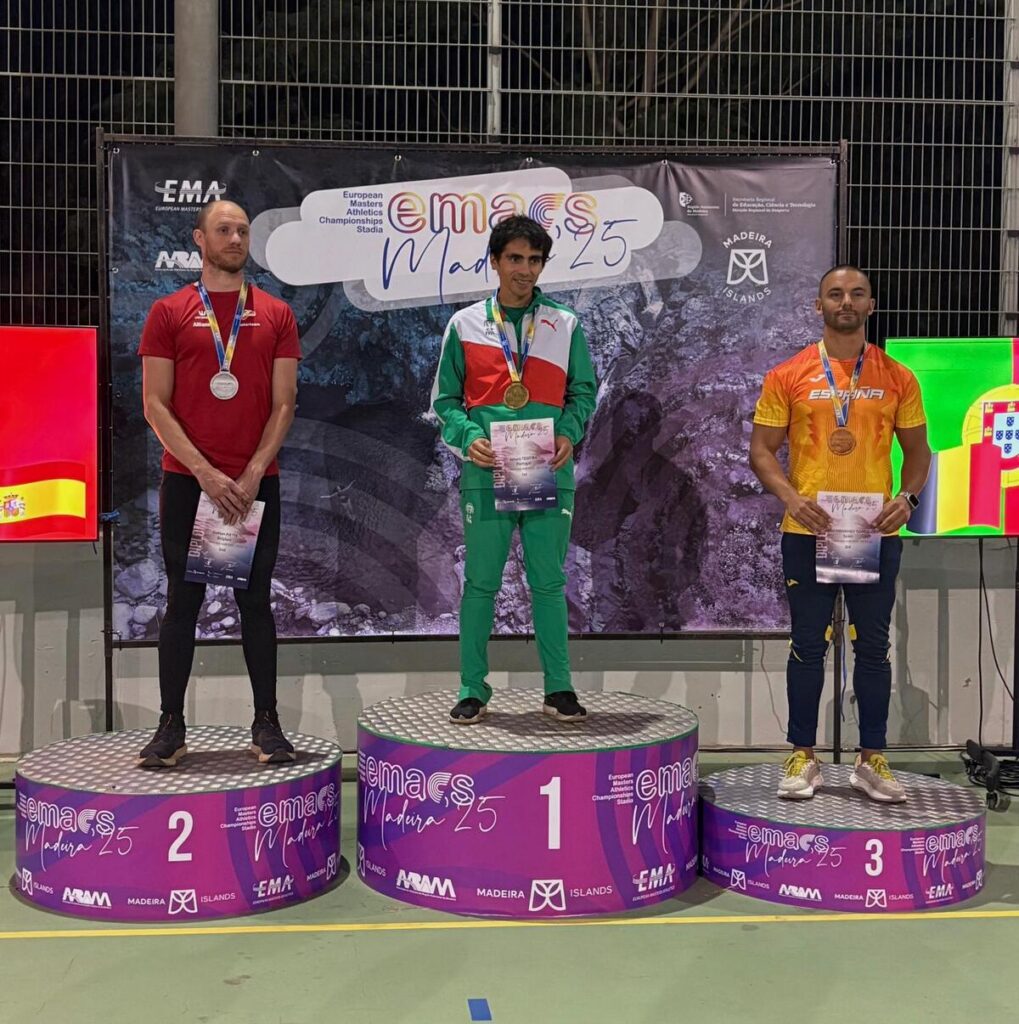 Hadriel Mehamed González en el podio con medalla de bronce en EMACS 2025