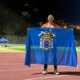 Hadriel Mehamed González sosteniendo la bandera de Melilla con medalla de bronce