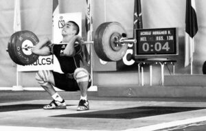 Atleta levantando pesas en competición de halterofilia en Melilla