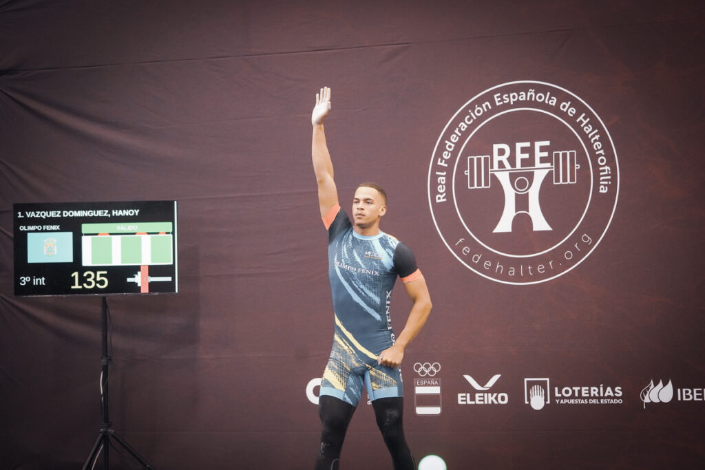 Atleta levantando pesas en competencia de halterofilia en Melilla