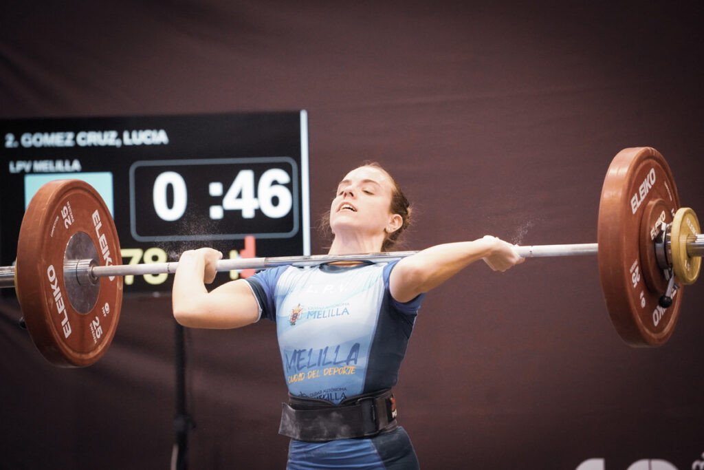 Atleta levantando pesas en competición de halterofilia en Melilla