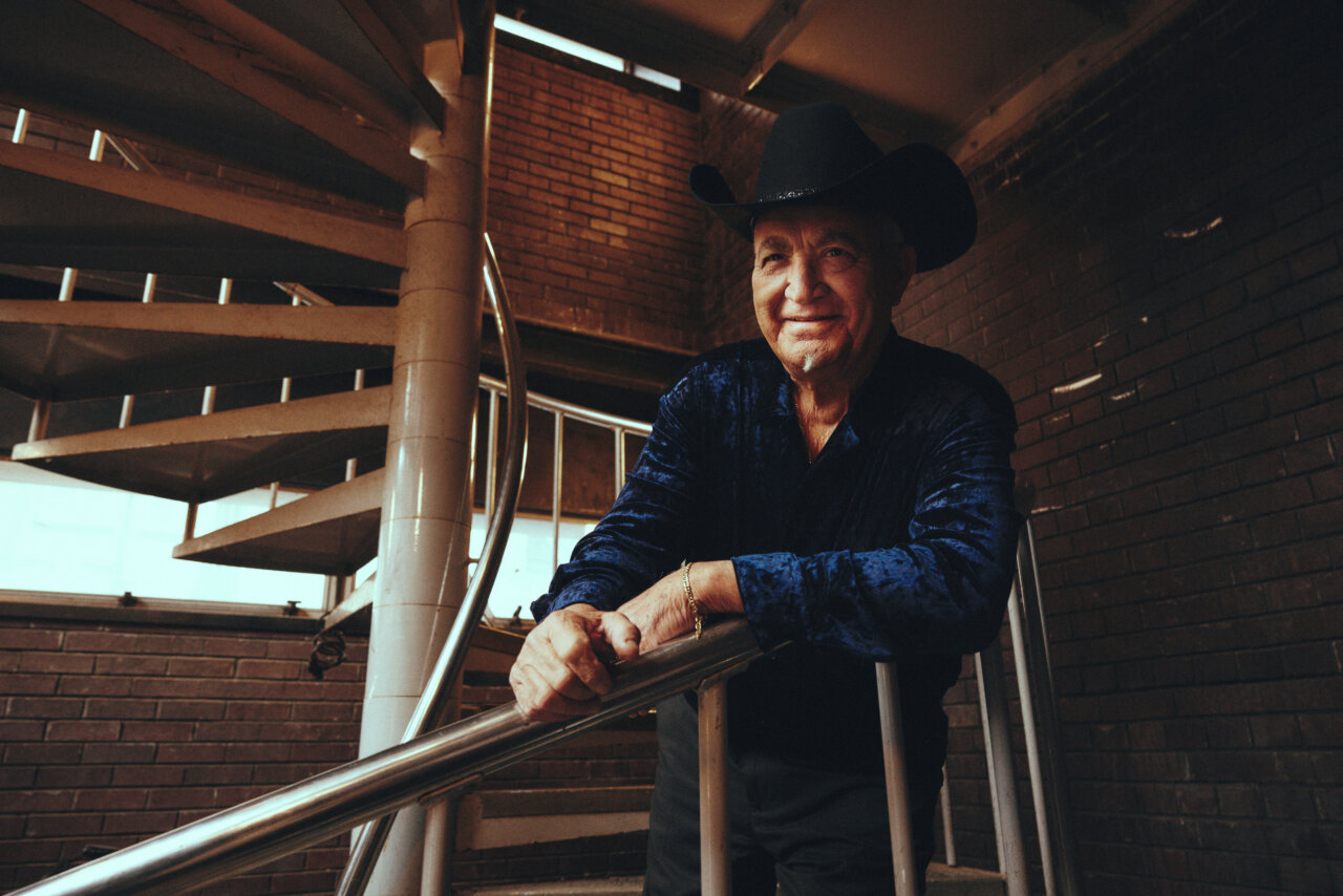 Eliades Ochoa posando en una escalera en Madrid